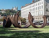 Bernar Venet (1941-) 212,5° Arc x 26, 2008 - Acier Corten (Rétrospective 2019-1959 (21/09/2018-06/01/2019))- Place Antonin Poncet