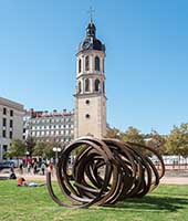 Bernar Venet (1941-) Four Indeterminate Lines, 2011 - Acier laminé (Rétrospective 2019-1959 (21/09/2018-06/01/2019))- Place Antonin Poncet