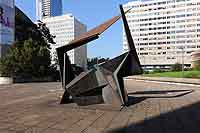 "Structure" par Costas Coulentianos (1918-1995)- Sculpture sur le parvis du Centre Commercial de la Part-Dieu Lyon 3ème