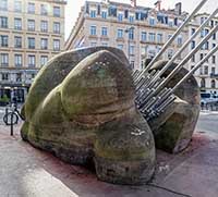 Sculpture (1984) par Gabriel Gouttard (20/03/1927-09/02/2015) Passerelle du Palais de Justice