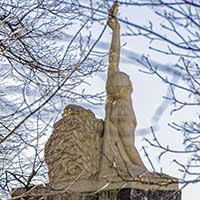 "L’Athlète Victorieux" par Alexandre Maspoli (1875-1943) sculpteur français et athlète(champion du monde d’haltérophilie)-Vélodrome Georges Preveral Parc de la Tête d’or