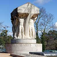 Tony Garnier (Architecte) Jean et Auguste Larrivé (Sculpteurs) Monument aux morts sur l’île du Parc de la Tête d’Or Lyon 6ème