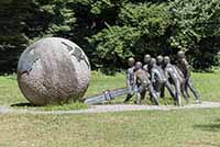 Monument de la réunion du G7 "Ensemble pour la Paix et la Justice" par Xavier de Fraissinette (1996) Lyon 6ème (Parc de la Tête d’Or)