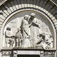 "Solidarité et Education" Sculptée d’après les croquis de Pierre Aubert (1853-1912) - Palais de la Mutualité Construit par l’architecte Clermont entre 1910 et 1913, Place Antonin Jutard Lyon 3ème