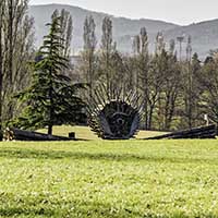 Sculpture "Solèy Bwa" par Marc Averly (2021)- Pelouse du Domaine et Château de Lacroix Laval à Marcy l’Etoile