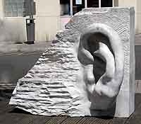 Officiellement sans titre, nom d’usage :"L’ Oreille Absolue" par Tanguy (1991) rue Tabareau Lyon 4ème