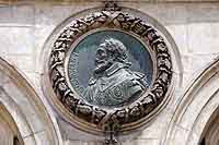 Henri IV - Médaillon sur la façade de l’Hotel de Ville par Claude Warin (Maître graveur à la monnaie de Lyon 1630-1654) - Place des Terreaux Lyon 1er