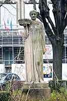 "La Canéphore" (jeune fille portant des cadeaux ) (exposée à Paris en 1933- inaugurée à Lyon en 1936) par Albert Poncin (1877-1954)- Place Jean Macé Lyon 7ème