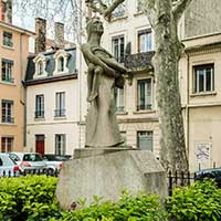 "Souvenir,Unité,Paix" (1960) par Georges Salendre (1890-1985) Place Dumas de Loire Vaise Lyon 9ème