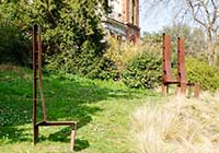 Les chaises en Acier CORTEN Le Jardin Secret contre l’église de Saint Rambert (Lyon 9ème)